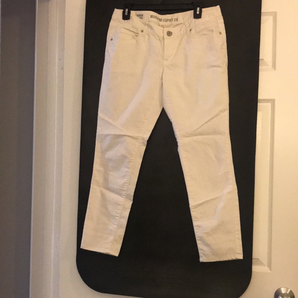 Mossimo white jeans gently loved white jeans , great condition. Fit well - Picture 2 of 4